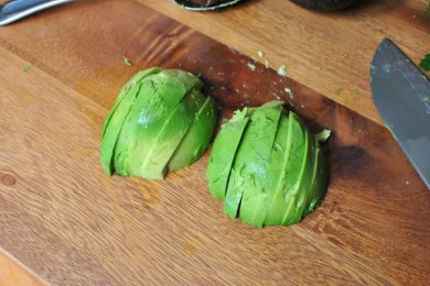 Кремообразный салат  с авокадо и яиц - приготовление