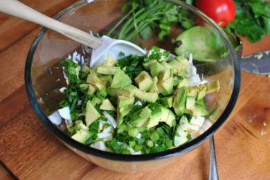 Кремообразный салат  с авокадо и яиц - приготовление