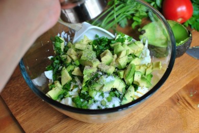 Кремообразный салат  с авокадо и яиц - приготовление