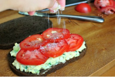 Кремообразный салат  с авокадо и яиц - приготовление