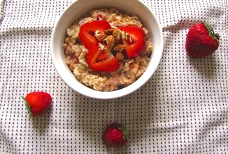 Овсянка с бананами и клубникой