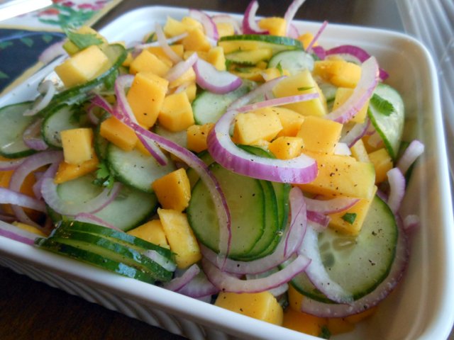 Огуречно-манговый салат