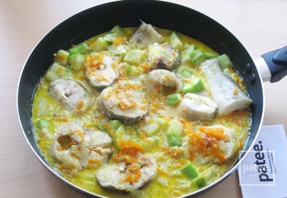 Рыба нототения с овощами в сметане - Шаг 13