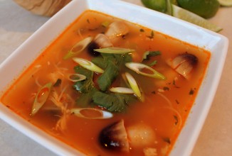 Куриный суп с лапшой, грибами и карри.