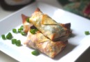 Маленькие рулетики с курицей и соусом