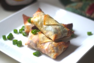 Маленькие рулетики с курицей и соусом