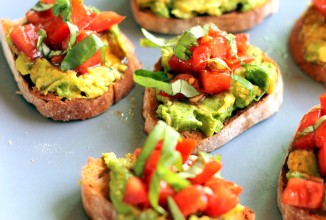 Брускетта с помидорами и авокадо