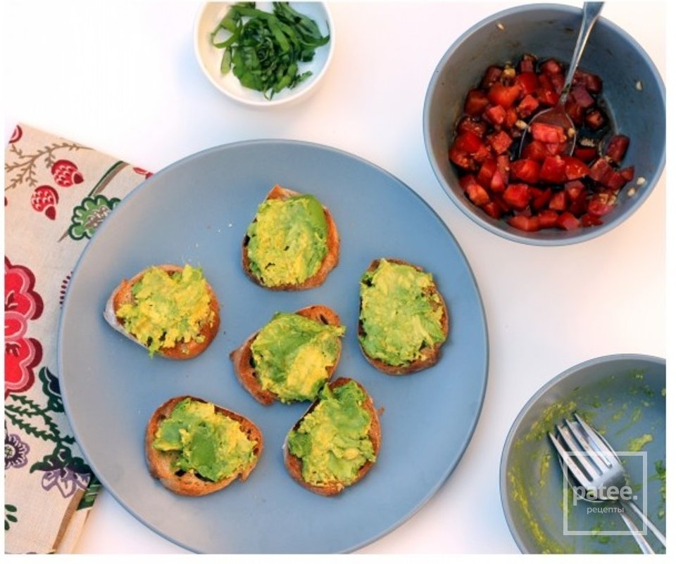 Брускетта с помидорами и авокадо - Шаг 11