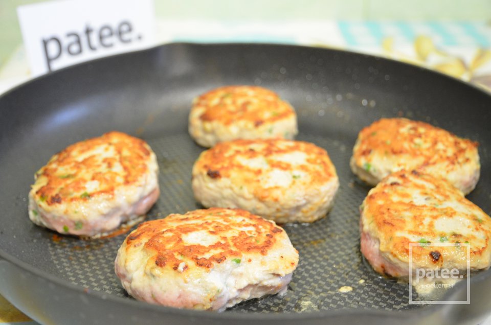 Котлеты из индейки в соусе из шампиньонов - Шаг 13