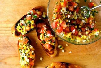 Брускетта из жареной кукурузы с помидорами