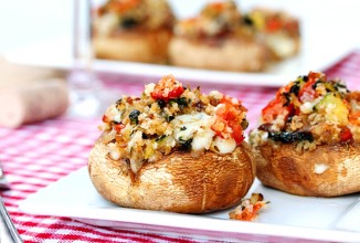 Грибы, фаршированные беконом и овощами