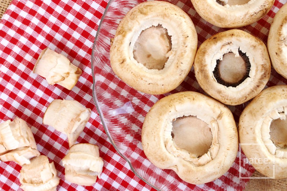 Грибы, фаршированные беконом и овощами - Шаг 12