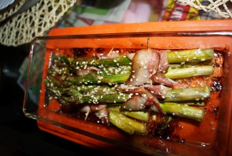 Спаржа под сыром в беконе