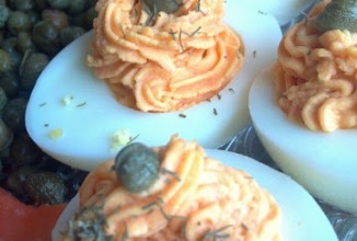 Яйца фаршированные копченым лососем