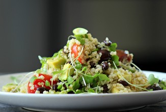 Средиземноморский салат с киноа