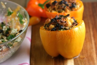 Перец с пастой орзо и шпинатом