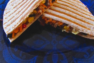 Кесадилья с луком и фасолью