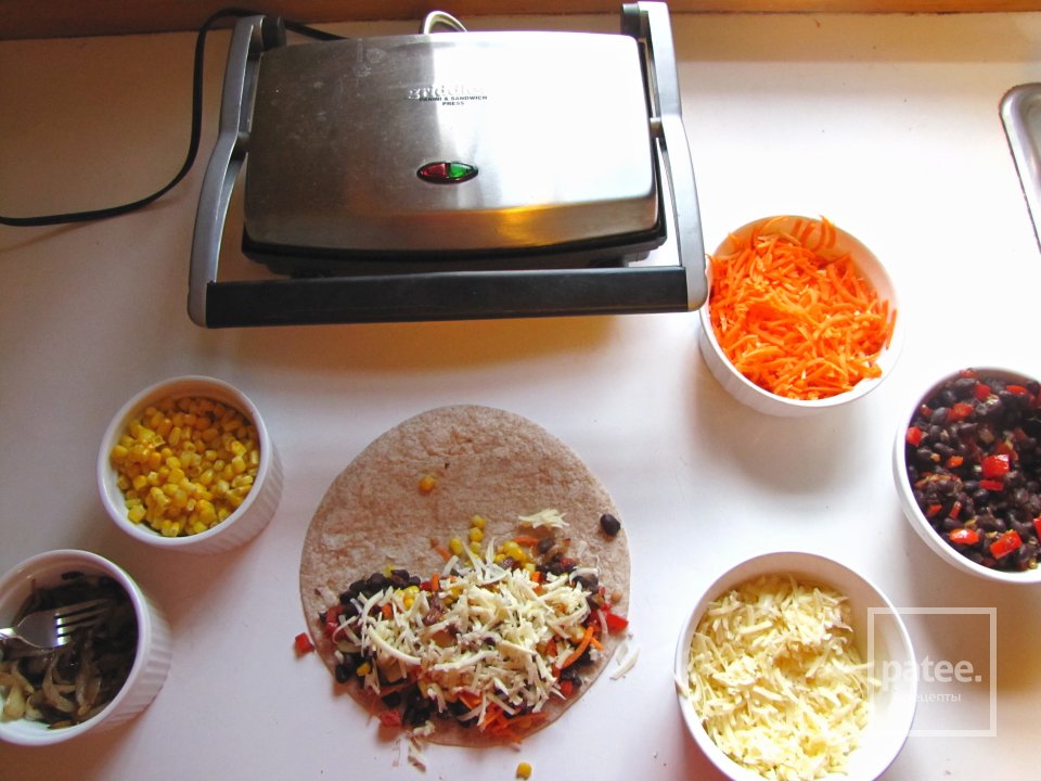 Кесадилья с луком и фасолью - Шаг 1