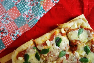 Пицца с сыром и базиликом