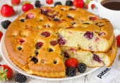 Пирог с клубникой и ежевикой