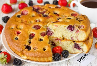 Пирог с клубникой и ежевикой