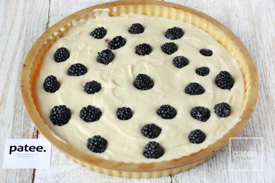 Пирог с клубникой и ежевикой - Шаг 9