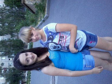 посоветуйте пожалуйста мне отращивать  чёлку ?если нет то какую лучше сделать чтобы подходила?( я в  серой футболке )