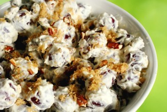 Салат с черным виноградом