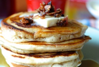 Блины с корицей и засахаренным беконом