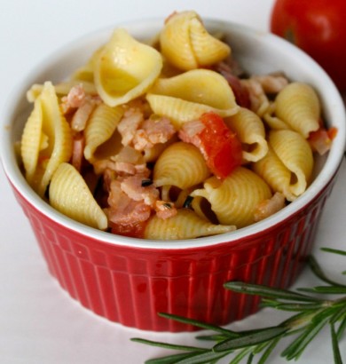 Паста с беконом и помидорами