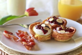 Датские блины с муссом и вишней