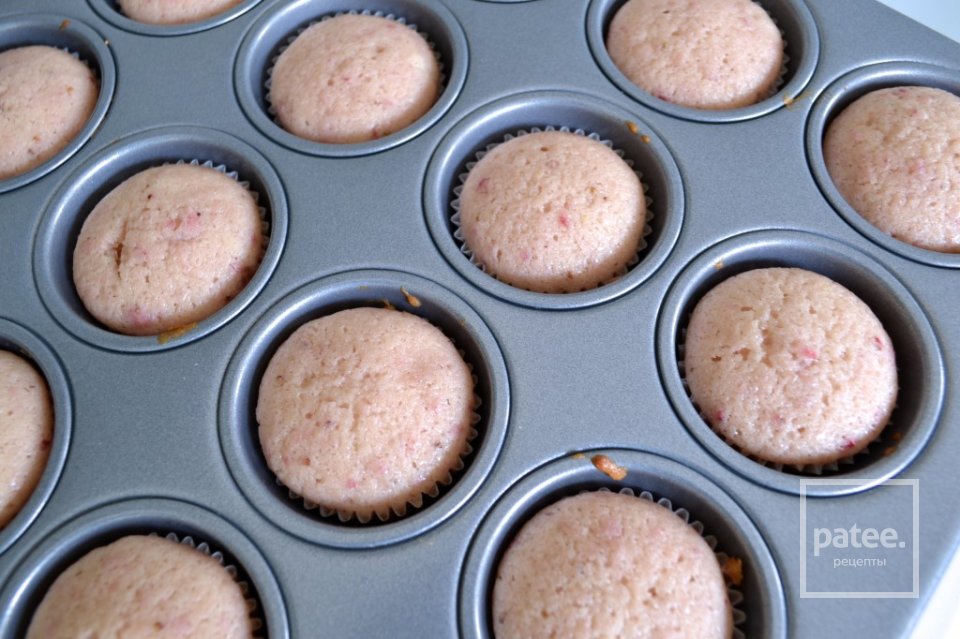 Клубничные кексы с глазурью - Шаг 7