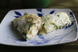 Яичный омлет с листьями базилика