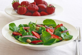 Кресс-салат с клубникой и орехами