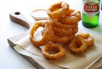 Луковые кольца с пряным соусом