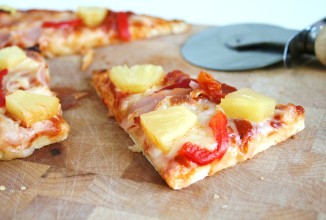 Пицца с ветчиной и ананасом