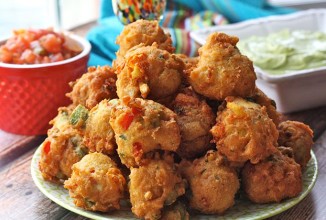 Фриттеры с авокадо и овощами