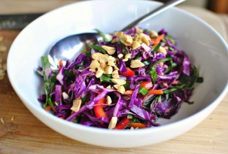 Капустный салат с морковью и шпинатом