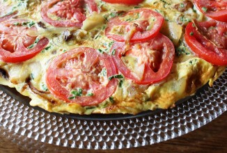 Омлет с картофелем и помидорами