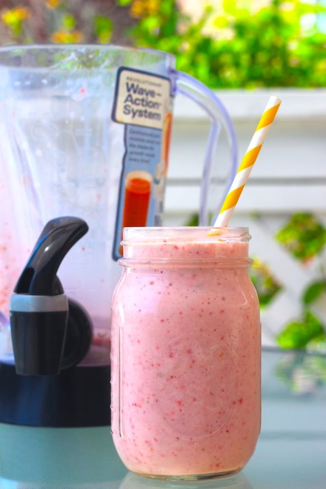 Клубнично-банановый смузи