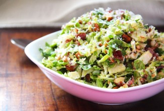 Салат из брюссельской капусты с беконом