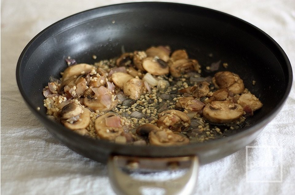 Кесо Фундидо с грибами и чесноком - Шаг 6