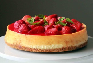 Лимонный чизкейк с клубникой и базиликом