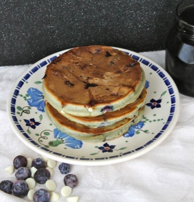 Черничные блины с белым шоколадом - Шаг 4