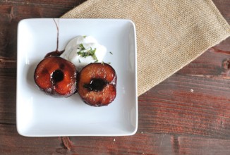 Печеные бальзамические сливы с йогуртом