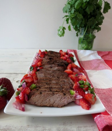 Жареный говяжий стейк с клубничной сальсой - Шаг 1