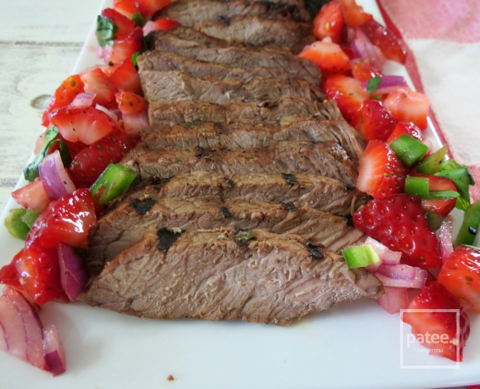 Жареный говяжий стейк с клубничной сальсой - Шаг 4