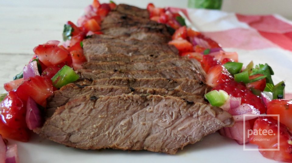 Жареный говяжий стейк с клубничной сальсой - Шаг 7