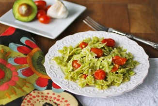 Паста с авокадо, помидорами и чесноком