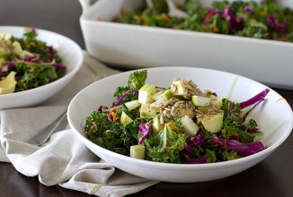 Салат из капусты с морковью и авокадо